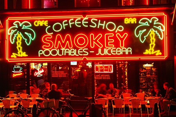 Coffeshopy v Amsterdamu jsou vyhledávaným cílem drtivé vtiny turist.