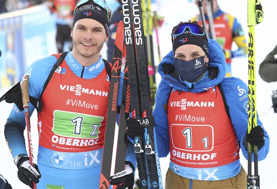 Julia Simonová (vpravo) a Emilien Jacquelin, vítzové smíené tafety dvojic v...