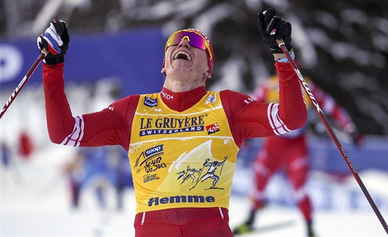 Alexandr Bolunov se raduje z vítzství v závodu Tour de Ski s hromadným...