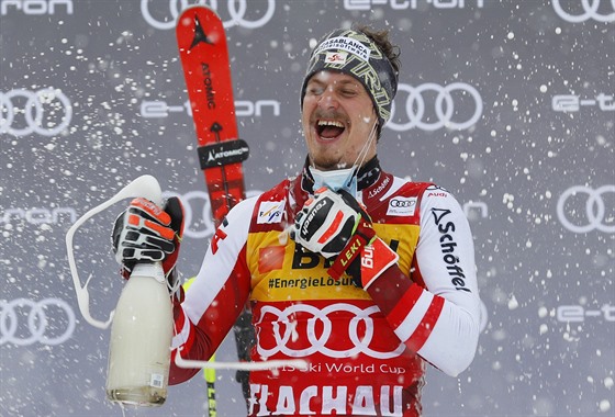 Rakušan Manuel Feller slaví vítězství ve slalomu ve Flachau.