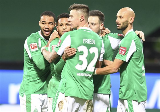 Fotbalisté Werderu Brémy se radují z gólu, který vstelil Felix Agu (druhý...