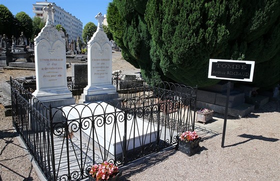 Hrob francouzského básníka Arthura Rimbauda v Charleville-Mezieres na východ...