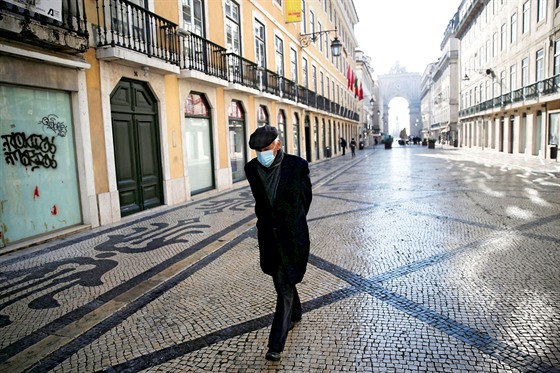 Muž prochází vyprázdněným centrem portugalského Lisabonu. (15. ledna 2021)