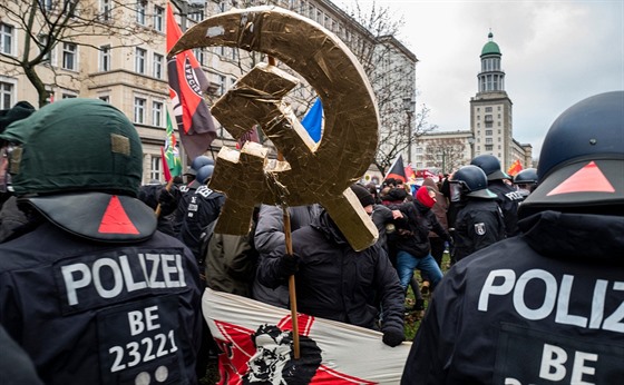 Krajn levicoví demonstranti se stetli s policií bhem demonstrací za...