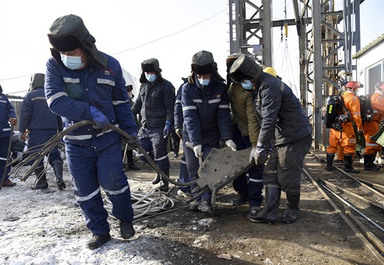 Záchranářské práce po výbuchu ve zlatém dole v provincii Šan-tung na východě...