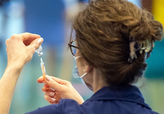 Britská zdravotnice se připravuje na očkování. (11. ledna 2020)