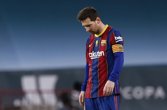 Lionel Messi dostal v závěru zápasu o španělský Superpohár mezi Barcelonou a...