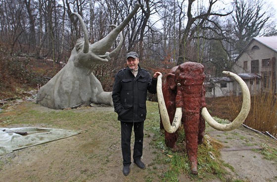 Milo Schaffelhofer letos v lednu ve své pravké vesnice pod Landekem, vzadu vytváený 12tunový mamut. Tvrce vak náhle zemel a autora musejí zastoupit kolegové.