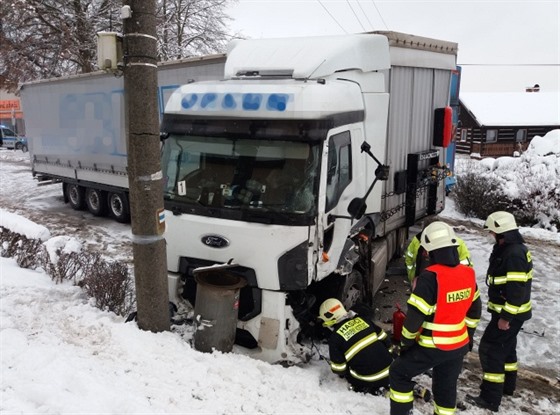 Nehoda dvou kamionů uzavřela silnici u Červeného Kostelce na Náchodsku. (13. 1...