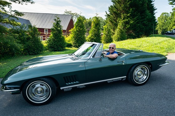 Joe Biden za volantem svého Chevroletu Corvette Stingray z roku 1967
