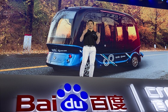Výkonný editel Baidu Robin Li ped samoiditelným autobusem, který firma...
