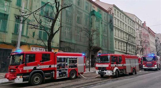 Hasiči likvidují požár vybydleného domu v rekonstrukci v pražské Ječné ulici...