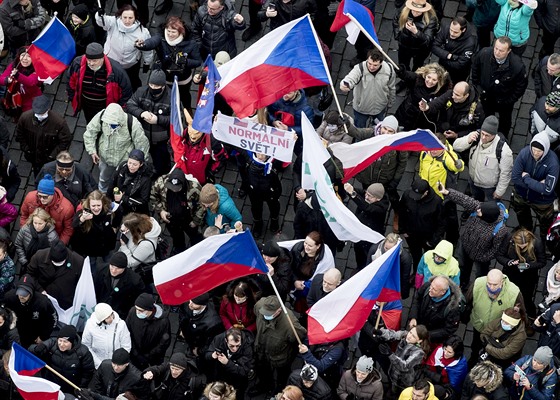 Demonstranti na Staromstském námstí poadují otevení eské republiky....