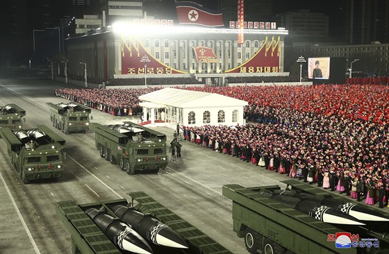 Severní Korea na vojenské pehlídce v Pchjongjangu pedstavila zbran a...