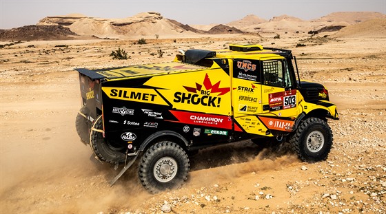 Martin Macík s kamionem Iveco míí za triumfem v 10. etap Rallye Dakar.