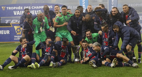Fotbalisté PSG pózují s trofejí pro vítěze francouzského Superpoháru.