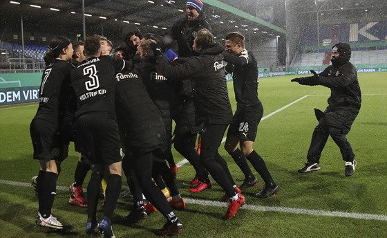 Fotbalisté Kielu se radují ze senzaního postupu pes Bayern Mnichov.