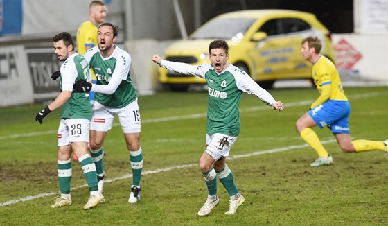 Fotbalisté Jablonce se radují z gólu v duelu s Teplicemi.