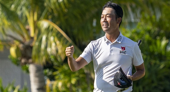 Golfista Kevin Na se raduje z triumfu na havajském turnaji.