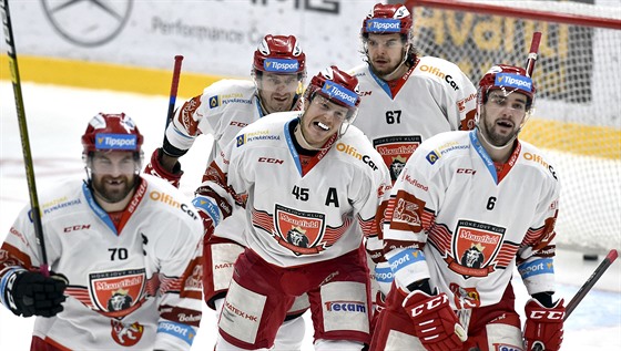 Hokejisté Hradce Králové se radují z gólu v zápase s Kometou Brno.