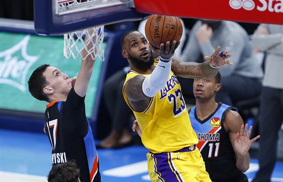 LeBron James (23) z LA Lakers útoí na ko Oklahoma City pes Alekseje...