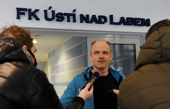 David Jarolím se coby trenér FK Ústí nad Labem vnuje novinám.