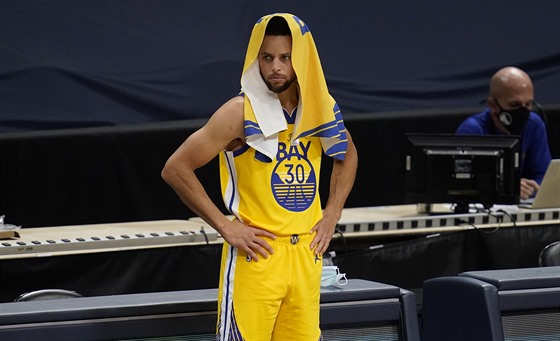 Stephen Curry sleduje neúspné poínání svých spoluhrá z Golden State.