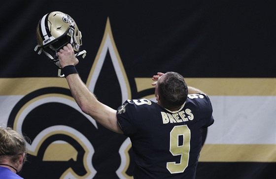Drew Brees z New Orleans Saints posílá po výhře polibky svým nejbližším.
