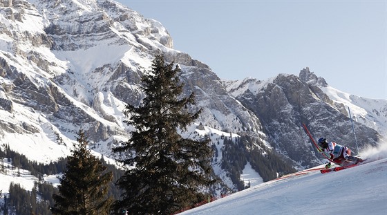 Rakouský lya Marco Schwarz na trati slalomu v Adelbodenu