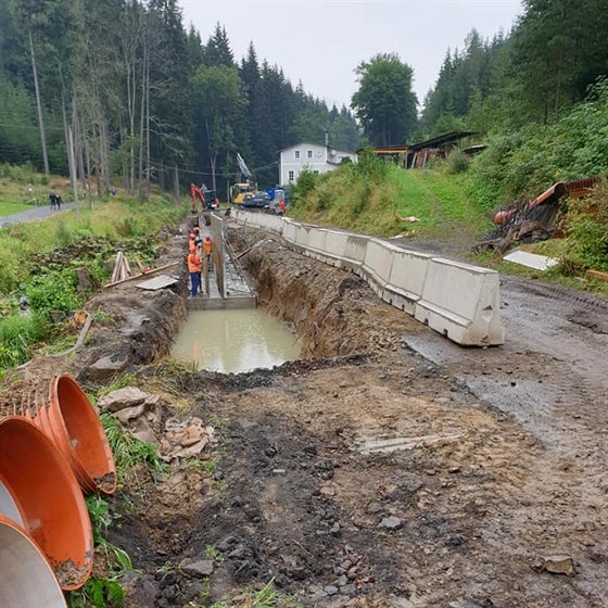 Oprava úseku silnice mezi Střmenským podhradím a Bučnicí v srpnu 2020