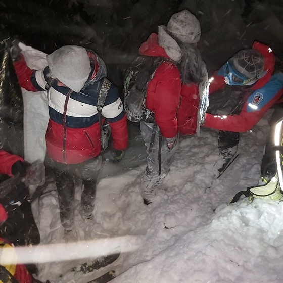 Horská služba při náročném zásahu našla promrzlý pár v Obřím dole v Krkonoších...
