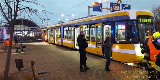 V Plzni srazila tramvaj chodce. Devětačtyřicetiletý muž později zemřel v...