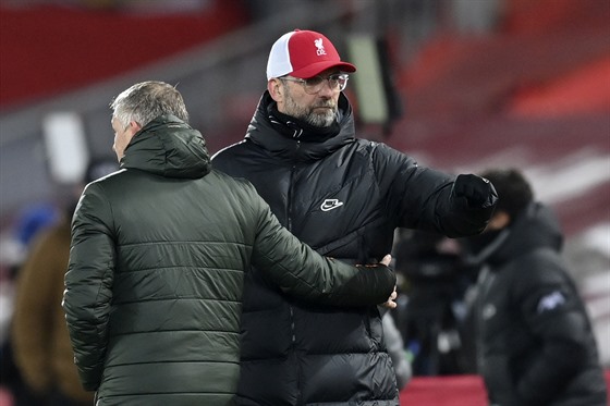 Liverpoolský trenér Jürgen Klopp se po vzájemném utkání zdraví s kolegou Ole...