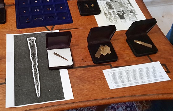 Celkový pohled na zlaté a stříbrné předměty nalezené v Milevsku.