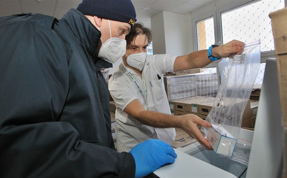 Lékarník ve Fakultní nemocnici v Ostravě předává vakcínu hasičům, kteří ji...
