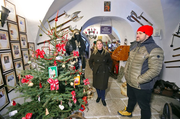 Zuzana Pumrová a Jaroslav Bílek stojí v prázdné restauraci hradu Vildtejn ve...