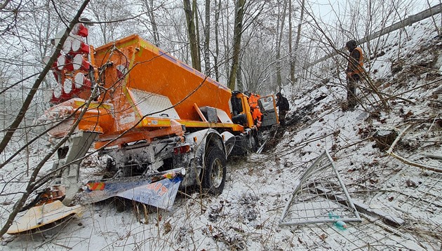 V Dolánkách u Turnova havaroval sypa.