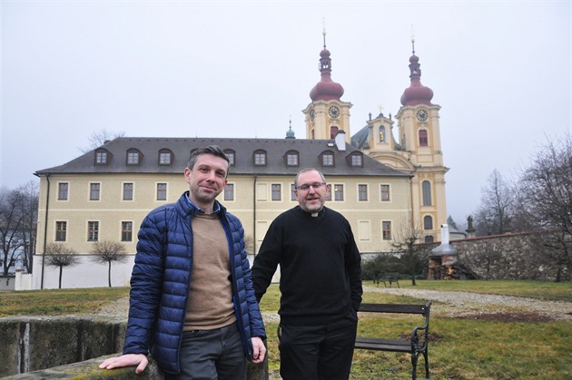 Fará Pavel Andr (vpravo) a editel klátera Jan Heinzl ped kláterní budovou