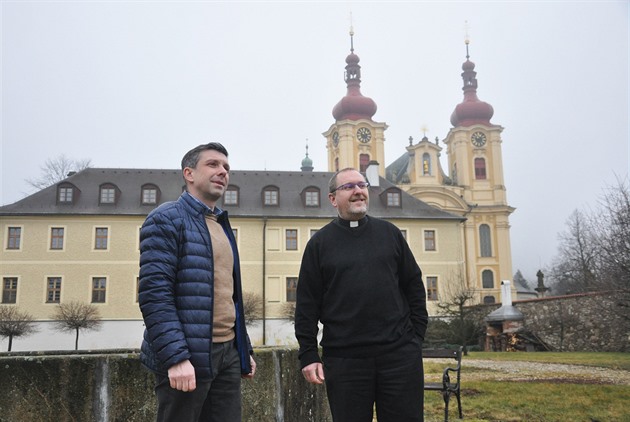 Farář Pavel Andrš (vpravo) a ředitel kláštera Jan Heinzl před klášterní budovou