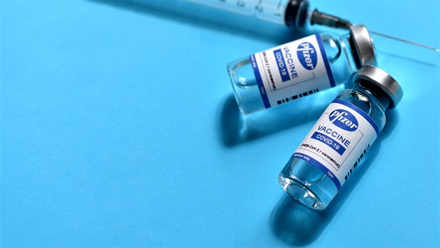 Pfizer po omezení znovu slíbil plné dodávky očkovací látky, uvedl vakcinolog