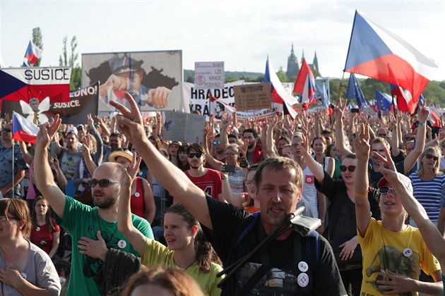 Vládní sebetrýzeň strašením. Pozitivní strategie funguje i v našich časech, vyžaduje však vtip, nadhled a nápady
