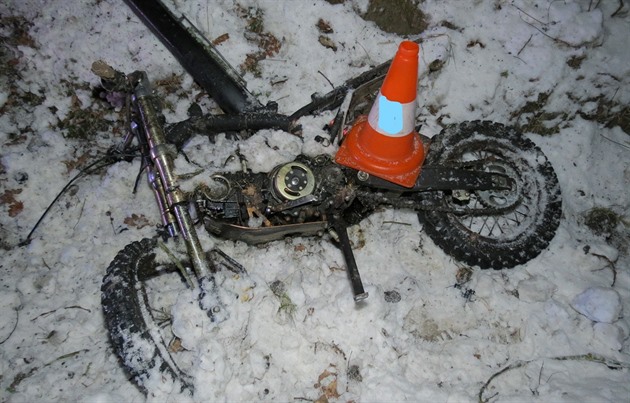 Mladý motorká jel na neosvtleném stroji.