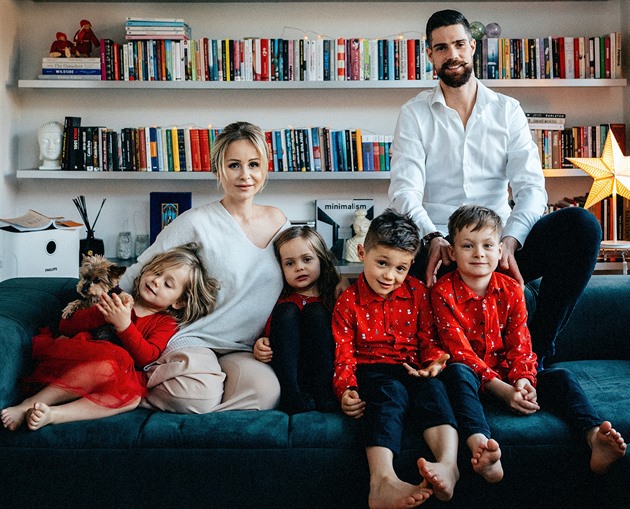 Manželka hokejisty Saláka je šestinásobnou matkou, v porodnici oslavila narozeniny