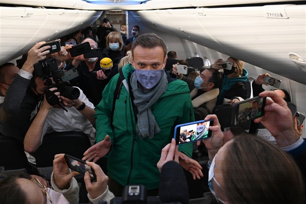 Navalného letadlo přistálo v Moskvě na jiném letišti. Tam ho zadržela policie