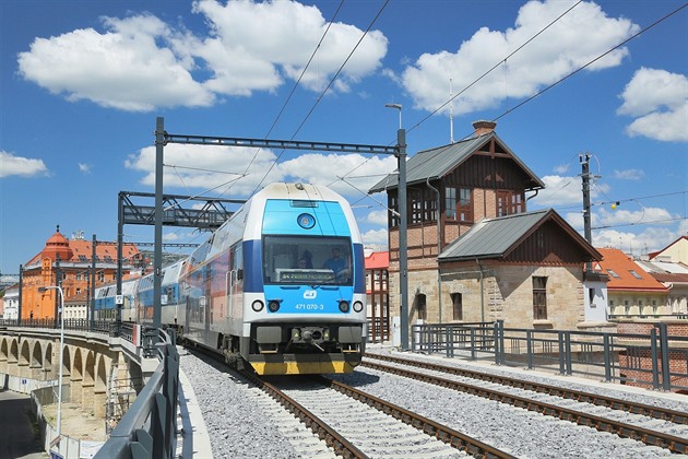 U Prahy srazil vlak ženu, provoz na železnici do Kralup nad Vltavou stál