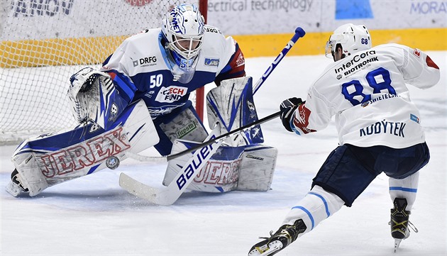 Třinec prohrál potřetí v řadě, Plzeň porazila Kometu, vyhrála i Sparta