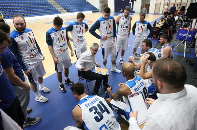 Basketbalisté Kolína slavili výhru  v Hradci a poskočili na třetí místo