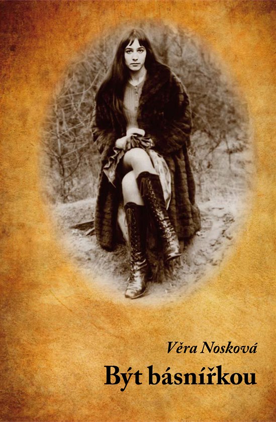 Vra Nosková je na obálce své knihy Být básníkou.
