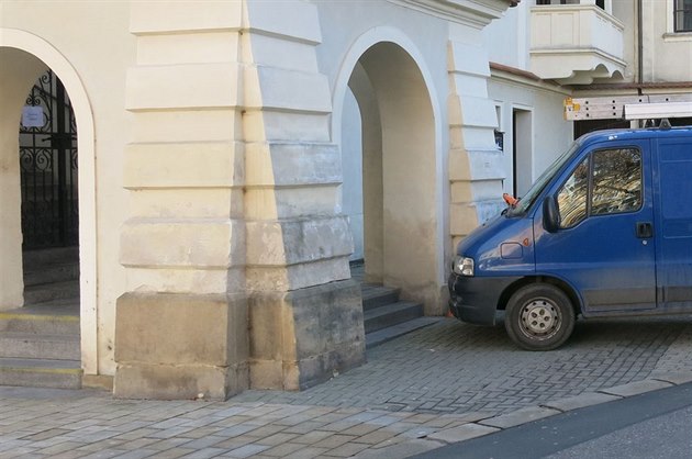 idii se po zaparkování rozjela nezabrzdná dodávka. Kdy se ji snail tlem...