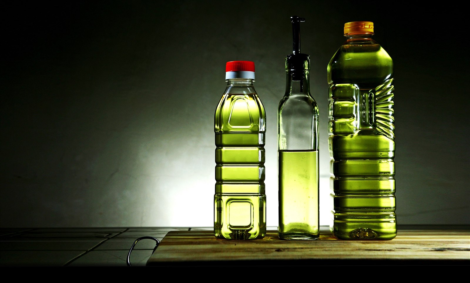 Масло ис. ПЭТ бутылка для масла. ПЭТ бутылка для подсолнечного масла. Basso оливковое масло в квадратной бутылке. Оливковое масло колба.